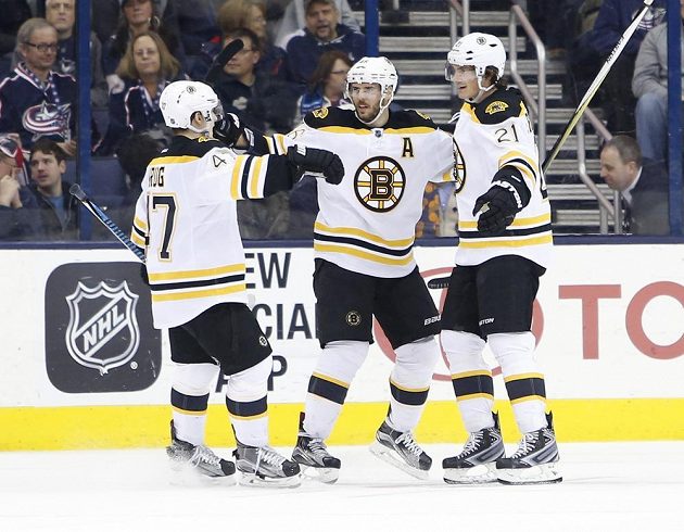 David Krejčí (uprostřed) oslavuje vítězný gól proti Columbusu. Vpravo jeho autor Loui Eriksson, vlevo další hráč Bostonu Torey Krug.