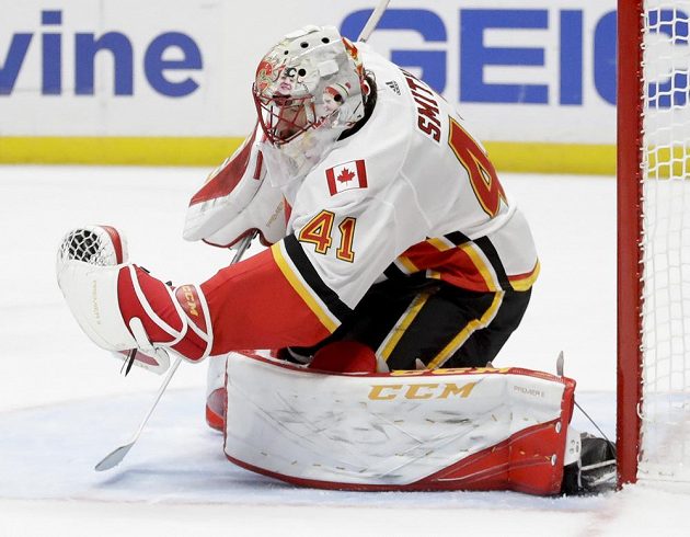 Brankář Mike Smith udržel čisté konto a byl ústřední postavou Calgary při výhře Flames na ledě Anaheimu.