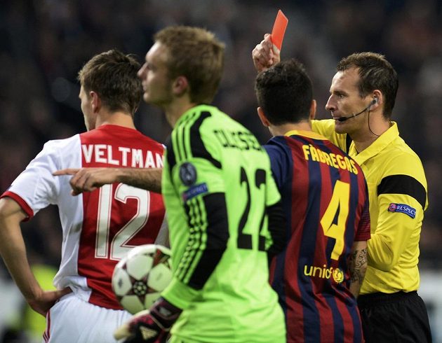 Sudí Pavel Královec ukazuje červenou kartu Joelu Veltmanovi z Ajaxu (vlevo).