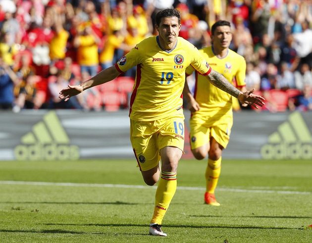 Bogdan Stancu oslavuje svoji trefu, kterou dostal tým Rumunska do vedení v utkání proti Švýcarsku.