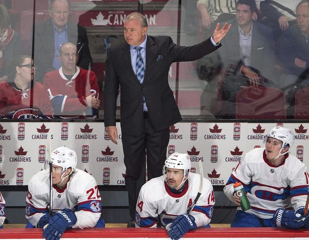 Tomáš Plekanec (uprostřed) se proti Bostonu vůbec neprosadil. Nahoře kouč Canadiens Michel Therrien, vlevo od Plekance sedí jeho spoluhráč Dale Weise a vpravo Brendan Gallagher.