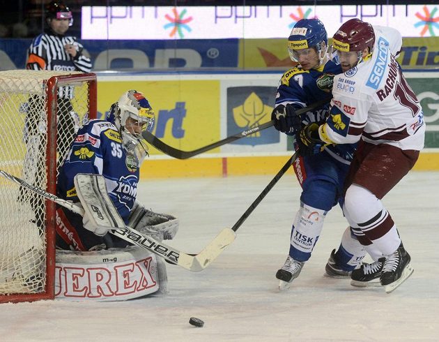Zprava Útočník Sparty Tomáš Rachůnek, obránce Komety David Nosek a brankář Jiří Trvaj v duelu 22. kola hokejové extraligy.