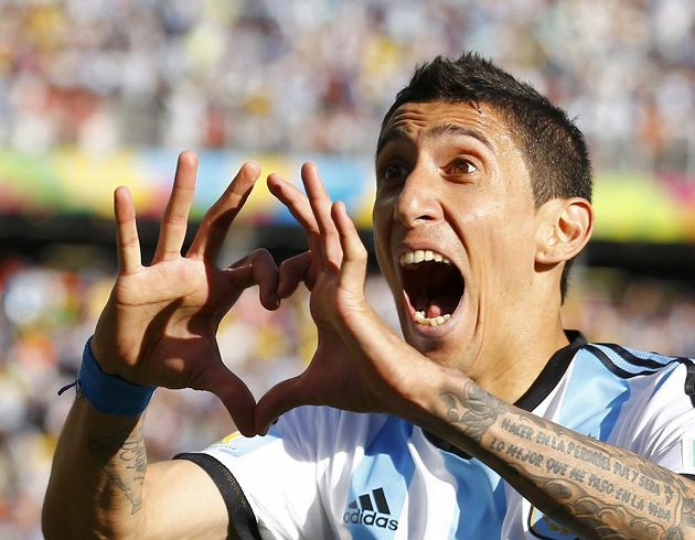 Argentinský záložník Angel Di María slaví gól proti Švýcarsku v osmifinále MS.