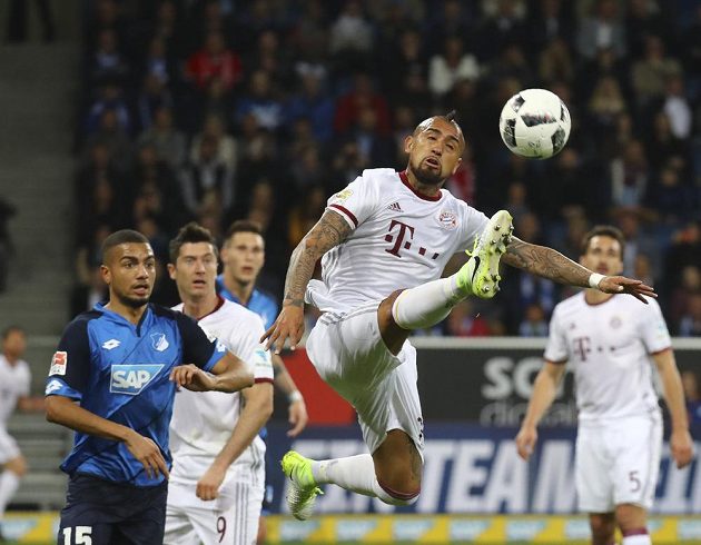 Fotbalista Bayernu Mnichov Arturo Vidal odehrává míč v bundesligovém utkání proti TSG Hoffenheim.