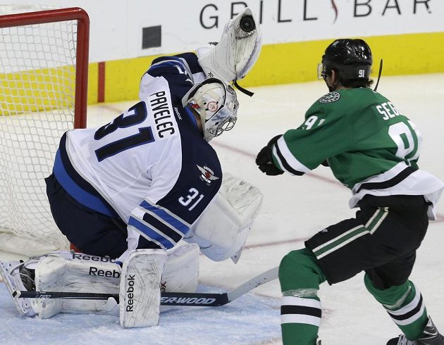 Ondřej Pavelec (31) zářil v bráně Winnipegu proti Dallasu, v jehož dresu se neprosadil ani Tyler Seguin (91).