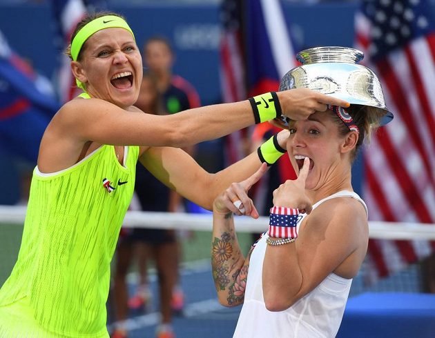 Lucie Šafářová a Bethanie Matteková-Sandsová (vpravo) si užívají třetí společný grandslamový titul.