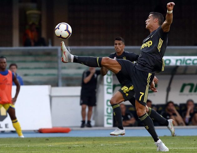 Hvězda Juventusu Cristiano Ronaldo v akci během prvního kola italské Série A.