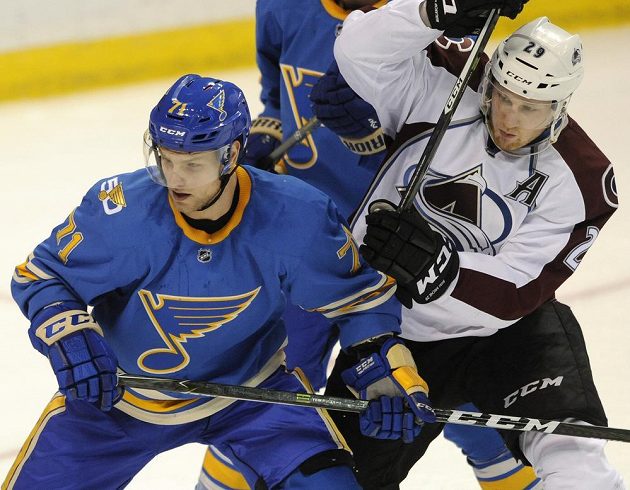 Český útočník Vladimír Sobotka (71) odehrál za St. Louis Blues první zápas a hned dal gól. Tentokrát jej brání Nathan MacKinnon z Colorada.