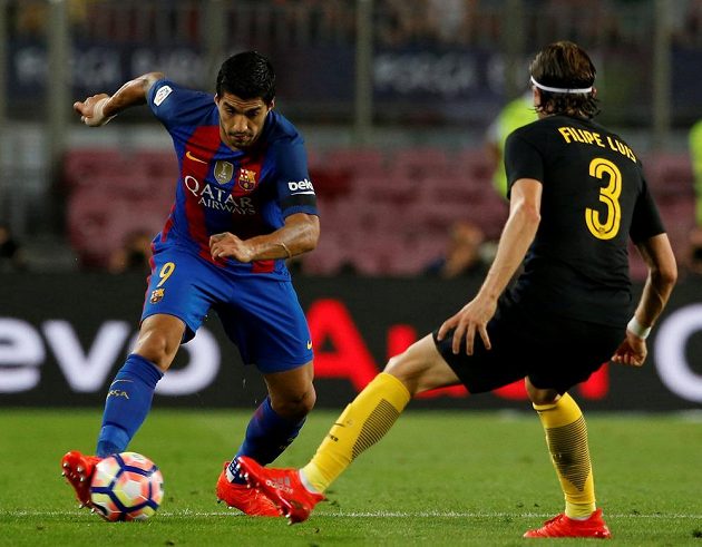 Útočník Barcelony Luis Suárez (vlevo) se snaží obejít bránícího Filipeho Luise z Atlétika Madrid.