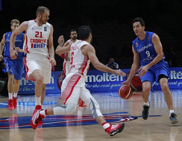 Jiří Welsch proti dvojici chorvatských basketbalistů Luka Zorič (vlevo) a Damjan Rudež.