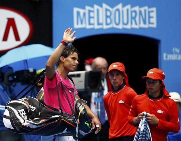 Zklamaný Rafael Nadal opouští Rod Laver Arenu po čtvrtfinálové porážce s Tomášem Berdychem.