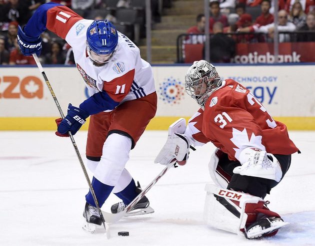 Martin Hanzal a kanadský brankář Carey Price během prvního utkání na Světovém poháru v Torontu.