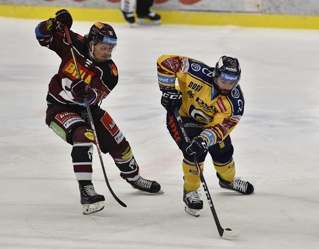 David Dvořáček ze Sparty a Zdeněk Okál ze Zlína v akci během extraligového utkání.