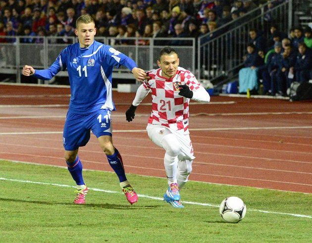 Islanďan Alfred Finnbogason (vlevo) se snaží zastavit Danijela Pranjiče z Chrovatska v úvodním barážovém duelu o postup na MS.