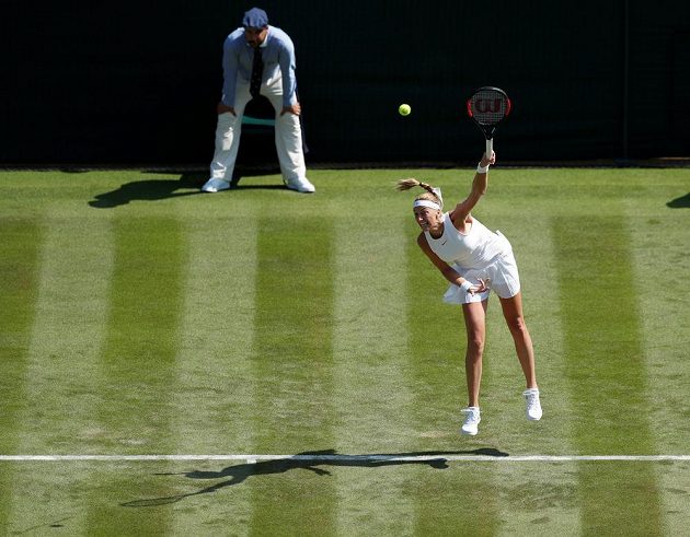 Petra Kvitová na podání v zápase 1. kola Wimbledonu s Běloruskou Sasnovičovou