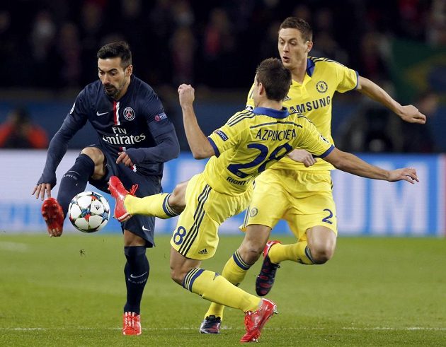 Obránce Chelsea César Azpilicueta (uprostřed) v souboji o míč s útočníkem PSG Ezechielem Lavezzim (vlevo) v prvním osmifinálovém duelu Ligy mistrů.