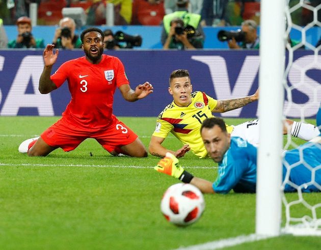 Anglický obránce Danny Rose (vlevo) marně tlačí očima míč do kolumbijské branky během prodloužení osmifinálové partie.