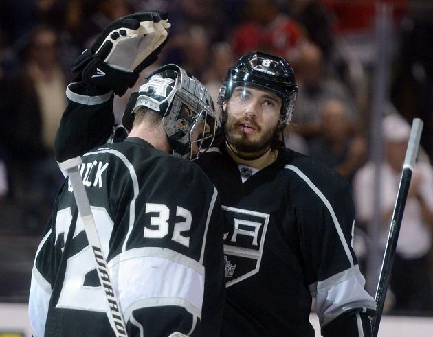 Brankář Los Angeles Jonathan Quick (32) a obránce Drew Doughty po výhře ve čtvrtém zápase semifinále NHL s Chicagem.