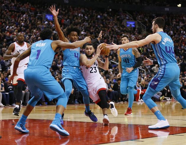 Basketbalisté Charlotte Hornets vyhráli v NBA zápas s Torontem díky parádní trojce v úplném závěru.
