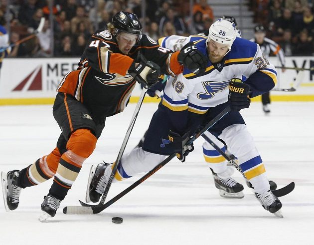 Obránce Anaheimu Hampus Lindholm (47) v souboji s Kylem Brodziakem (28) ze St. Louis Blues v zápase NHL.