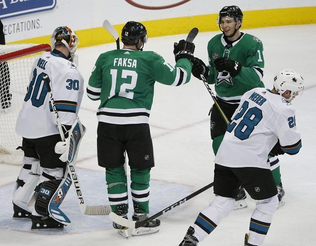 Radek Faksa gratuluje spoluhráči Tyleru Pitlickovi ke gólu proti San Jose.