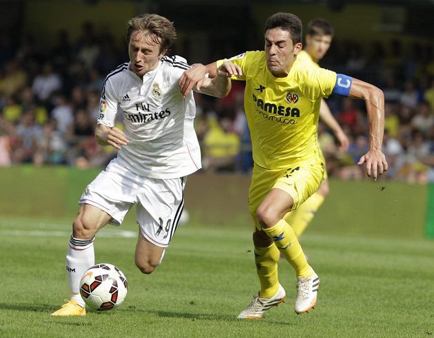Bruno Soriano z Villarrealu bojuje o míč se záložníkem Lukou Modričem (vlevo) v utkání 6. kola španělské La Ligy.