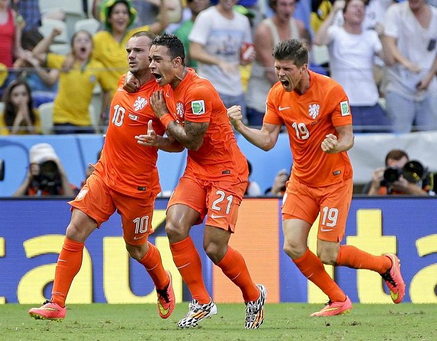 Nizozemská radost (zleva) střelec vyrovnávacího gólu Wesley Sneijder, Memphis Depay a Klaas-Jan Huntelaar.