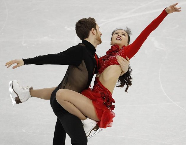 Korejští tanečníci Min Ju-ra a Alexander Gamelin při krátkém programu týmové soutěže.