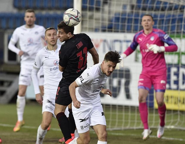 Zleva Stanislav Hofmann ze Slovácka, Jan Kalabiška ze Slovácka, Ondřej Lingr ze Slavie a Lukáš Sadílek ze Slovácka a brankář Vít Nemrava ze Slovácka.