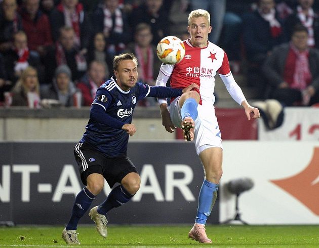 Kodaňský Pierre Bengtsson (vlevo) v souboji s Michalem Frydrychem ze Slavie ve 4. kole Evropské ligy.