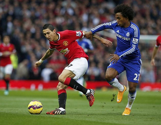 Ángel di María z Manchesteru United si v nedělním šlágru 9. kola Premier League kryje míč před záložníkem Chelsea Willianem.