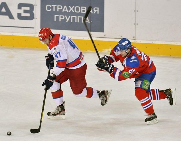 Petr Vrána (vpravo) ze Lva Praha se snaží zastavit útočnou akci Alexandra Radulova z CSKA Moskva.