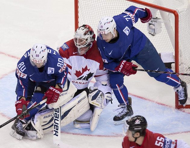 Kanadský brankář James Reimer v sevření francouzských hokejistů Teddyho Da Costy (vlevo) a Anthonyho Guttiga.