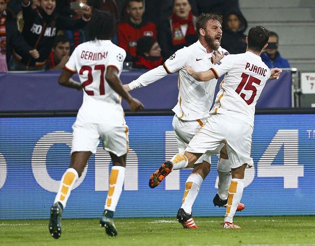 Daniele De Rossi a Miralem Pjanič patřili k nejlepším hráčům AS Řím na hřišti Leverkusenu. Italové si nakonec odvezli remízu 4:4.