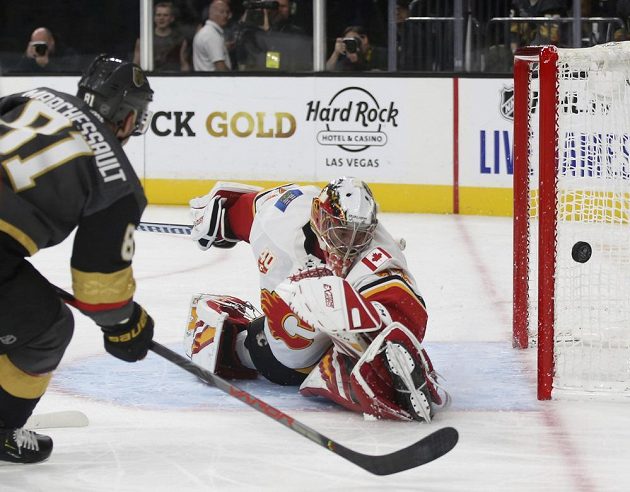 Útočník týmu Vegas Golden Knights Jonathan Marchessault (81) střílí na branku Calgary Flames, kterou hájil David Rittich (33).