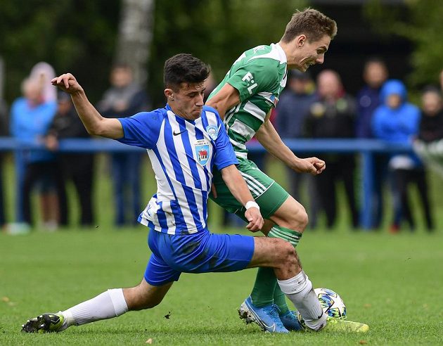 Oliver Žahourek z Chlumce a Jan Vodháněl z Bohemians v akci během utkání 3. kola MOL Cupu.