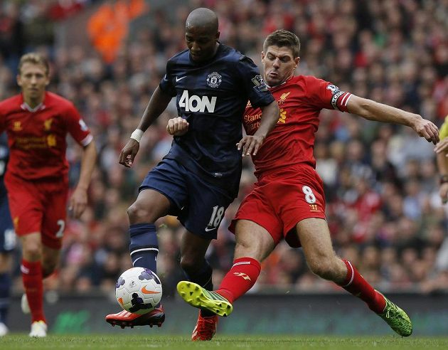 Kapitán Liverpoolu Steven Gerrard (vpravo) se snaží zastavit Ashleyho Younga z Manchesteru United.