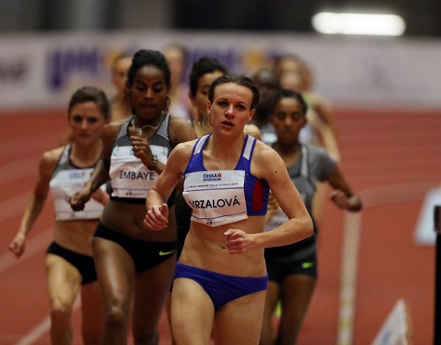 Simona Vrzalová na čele závodu na 1500 m při mítinku Czech Indoor Gala.