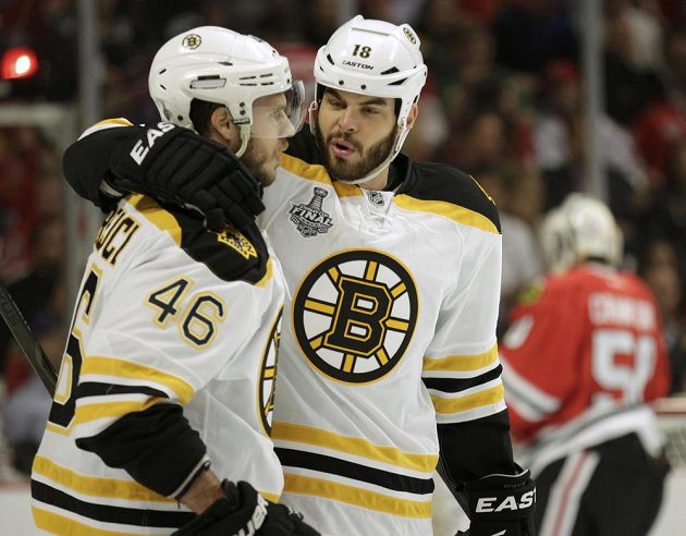Útočník Bostonu David Krejčí (vlevo) se raduje s Nathanem Hortonem z první branky proti Chicagu.
