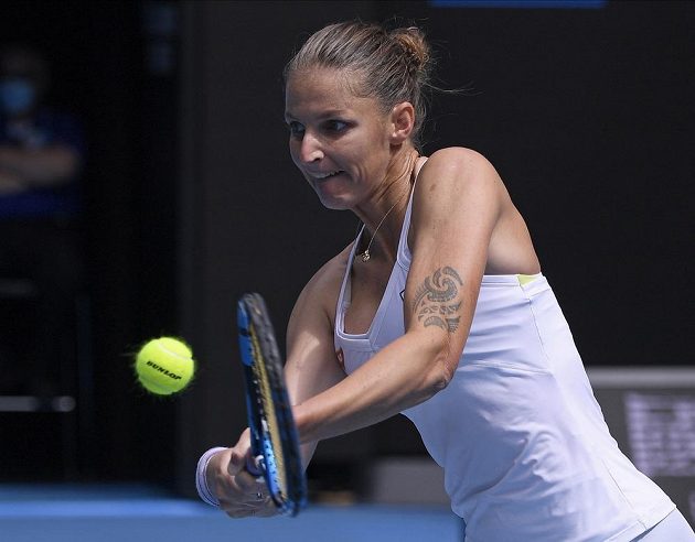 Česká tenistka Karolína Plíšková v akci během českého derby na Australian Open, kdy se utkala s Karolínou Muchovou.