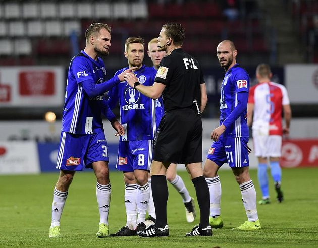 Zleva Vít Beneš z Olomouce, David Houska a Václav Jemelka z Olomouce, hlavní sudí Pavel Rejžek a Michal Vepřek z Olomouce.