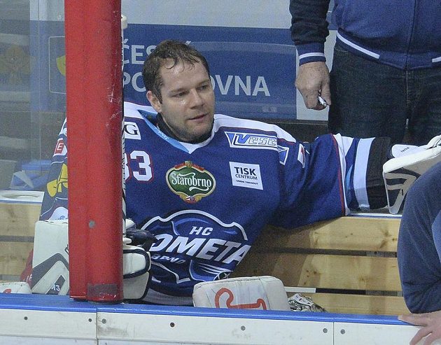 Brankář Komety Brno Martin Falter vystřídaný v utkání 21. kola extraligy. Sparta po první třetině vedla již 6:0.