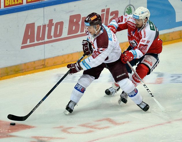 Sparťanský útočník Petr Vrána (vlevo) a pardubický obránce Jan Ščotka v zápase 15. kola hokejové Tipsport extraligy.