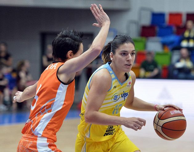 Basketbalistka Schia Giorgia Sottanaová (vlevo) a Marta Xargayová z USK během odvety čtvrtfinále Evropské ligy.