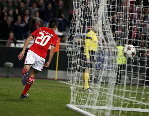 Nicolas Gaitan z Benfiky se raduje z gólu, který vstřelil Paris Sait-Germain.