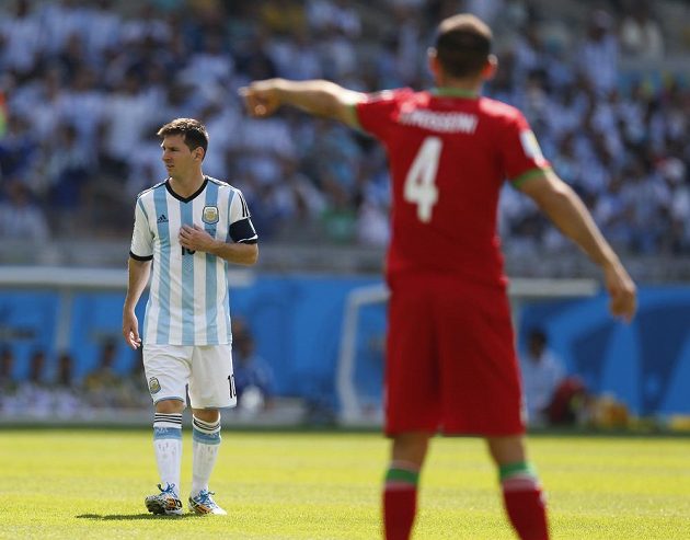Argentinská hvězda Lionel Messi (vlevo) se koncentruje před výkopem utkání prot Íránu.