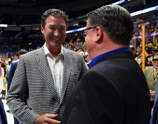 Vlastník hokejového Pittsburghu Penguins Mario Lemieux (vlevo) zářil jako sluníčko poté, co jeho tým obhájil vítězství ve Stanley Cupu.
