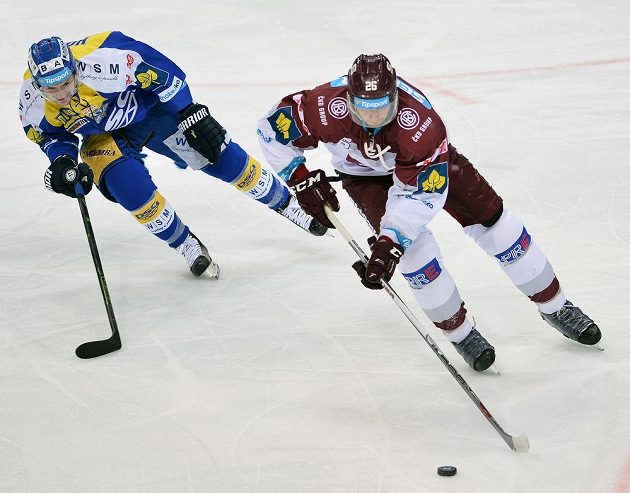 Zlínský útočník Petr Holík (vlevo) a sparťanský obránce Juraj Mikuš v dohrávce 15. kola hokejové Tipsport extraligy.