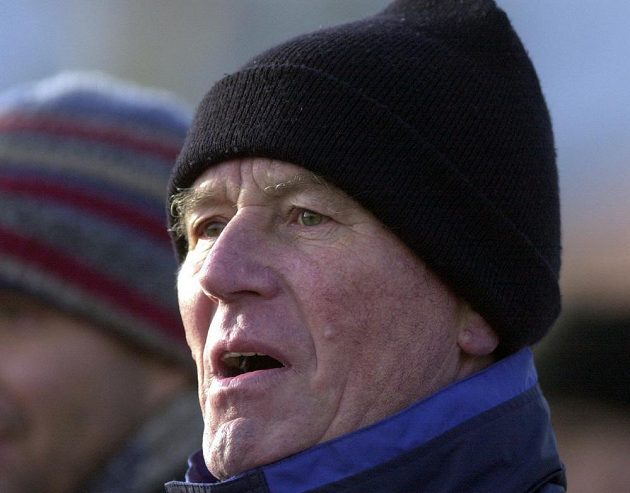 Ve věku 76 let zemřel bývalý útočník Jozef Adamec, legenda slovenského fotbalu a stříbrný medailista z mistrovství světa 1962 v Chile. (na archivním snímku z 8. února 2004 v roli trenéra Slovanu Bratislava).