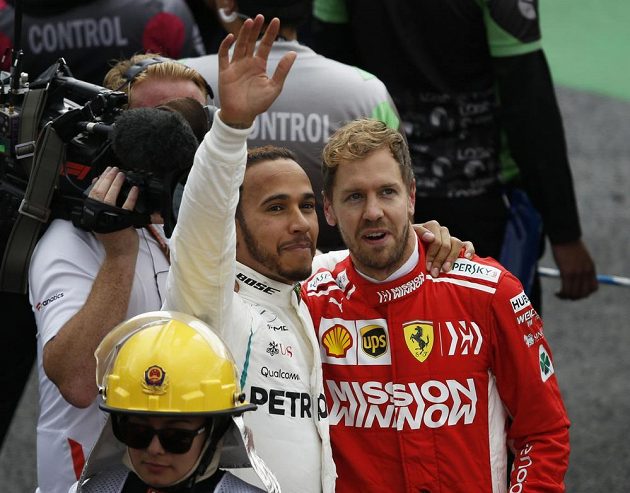 Lewis Hamilton ze svým největším rivalem Sebastianem Vettelem z Ferrari zdraví fanoušky po GP Mexika.